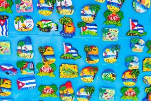 tableau magnétique avec des aimants souvenirs de la havane et de l'île de cayo largo au marché local. photo