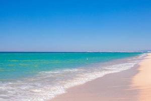 eau turquoise sur une plage tropicale parfaite avec du sable blanc photo