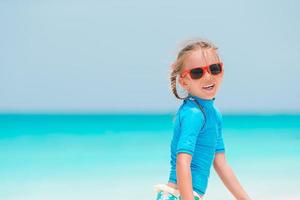 adorable petite fille s'amuser à la plage tropicale pendant les vacances photo