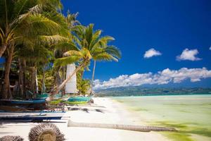 plage tropicale parfaite avec de l'eau turquoise à boracay photo
