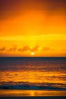 incroyable magnifique coucher de soleil sur une plage exotique des Caraïbes photo