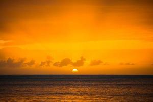 incroyable magnifique coucher de soleil sur une plage exotique des Caraïbes photo