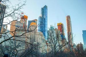 patineurs sur glace s'amusant dans le parc central de new york en hiver photo