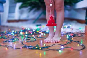 petit arbre rouge entre les mains d'une charmante jolie fille sur fond de lumières vives photo