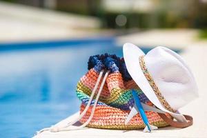 sac de plage coloré, chapeau de paille et modèle d'avion à l'été photo