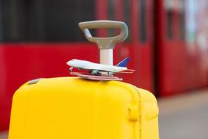 gros plan sur les passeports rouges et petit modèle d'avion sur une assurance jaune à la gare photo