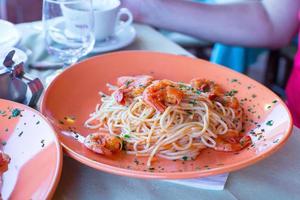 fettuccine italienne et spaghetti au fromage dans le restaurant gastronomique photo