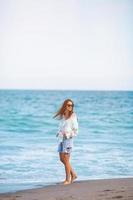 jeune femme heureuse sur la plage photo