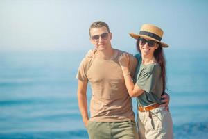 portrait de jeune beau couple sur la plage photo