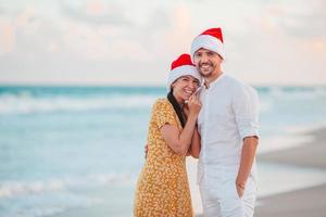 noël, heureux, couple, dans, santa, chapeaux, sur, plage, vacances photo