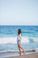 jeune femme heureuse sur la plage photo