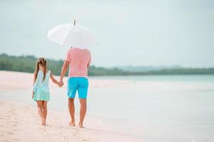 petite fille et papa heureux s'amusant pendant les vacances à la plage