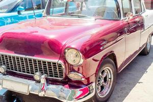 vue sur une voiture vintage classique jaune dans la vieille havane, cuba photo