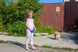 petite fille marchant avec son chien en laisse photo