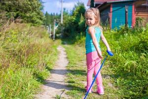 petite fille marchant avec son chien en laisse photo