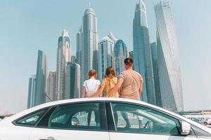 voyage en voiture d'été et jeune famille en vacances photo