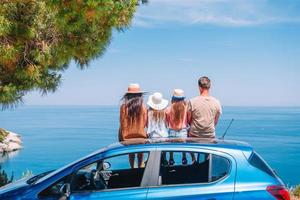 voyage en voiture d'été et jeune famille en vacances photo