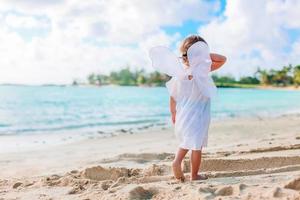 belle jeune fille portant des ailes d'ange sur la plage photo