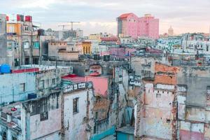 La Havane, Cuba - 14 avril 2017 vue authentique d'une maison abandonnée et rue de la vieille Havane photo