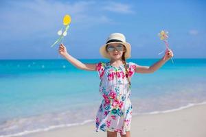 adorable petite fille à la plage blanche pendant les vacances d'été photo