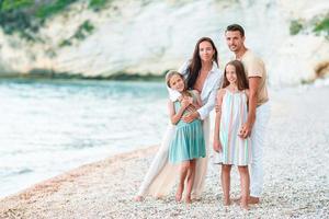 famille heureuse sur la plage pendant les vacances d'été photo