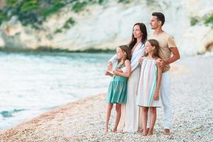 photo de famille heureuse s'amusant sur la plage. style de vie d'été