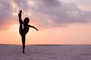 adorable petite fille heureuse sur la plage blanche au coucher du soleil. photo