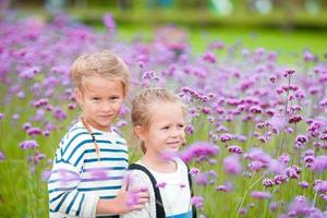 portrait de deux filles dans un jardin fleuri photo