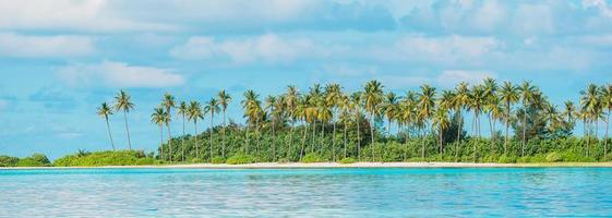plage blanche parfaite avec de l'eau turquoise sur l'île idéale photo