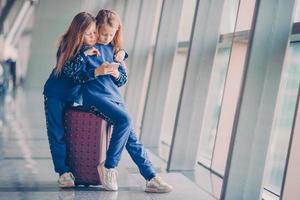 petits enfants ensemble à l'aéroport en attente d'embarquement photo