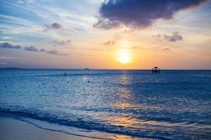 magnifique coucher de soleil sur une plage exotique des Caraïbes photo