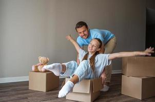 la famille du père et de l'adorable fille adolescente s'amuse le jour du déménagement dans leur nouvelle maison photo