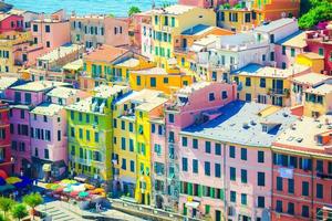 vue sur la belle ville de vernazza d'en haut. vernazza est l'un des vieux villages les plus populaires des cinque terre, en italie photo