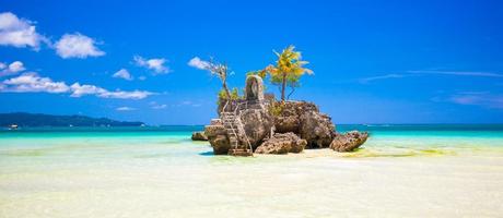 willy's rock sur l'île de boracay, philippines photo