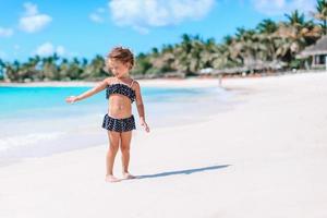 jolie petite fille à la plage pendant les vacances dans les Caraïbes photo