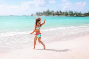 petite fille active à la plage s'amusant beaucoup. photo