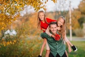 famille de papa et d'enfants lors d'une belle journée d'automne dans le parc photo