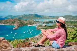 Vue sur le port anglais de Shirley Heights, Antigua, Paradise Bay sur une île tropicale dans la mer des Caraïbes photo