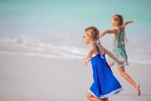 petites filles s'amusant en vacances sur la plage tropicale photo