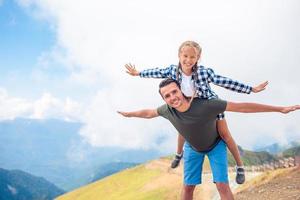 belle famille heureuse dans les montagnes sur fond de brouillard photo