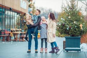 sports d'hiver en famille. père et fille le jour de l'hiver photo