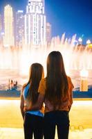 les petites filles regardent le spectacle légendaire des fontaines chantantes à dubai photo