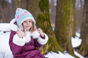 portrait de petite fille heureuse dans la neige journée d'hiver ensoleillée photo