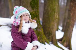 adorable petite fille heureuse s'amuser pendant les vacances d'hiver photo