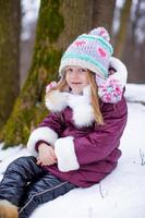 adorable petite fille heureuse s'amuser pendant les vacances d'hiver photo