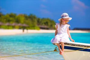 adorable petite fille souriante heureuse sur un bateau dans la mer photo