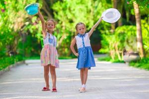 adorables petites filles pendant les vacances tropicales d'été photo