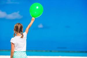 adorable petite fille avec ballon en plein air photo