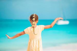 jolie petite fille à la plage pendant les vacances dans les Caraïbes photo
