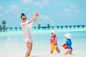 belle mère et filles à la plage des caraïbes profitant des vacances d'été.